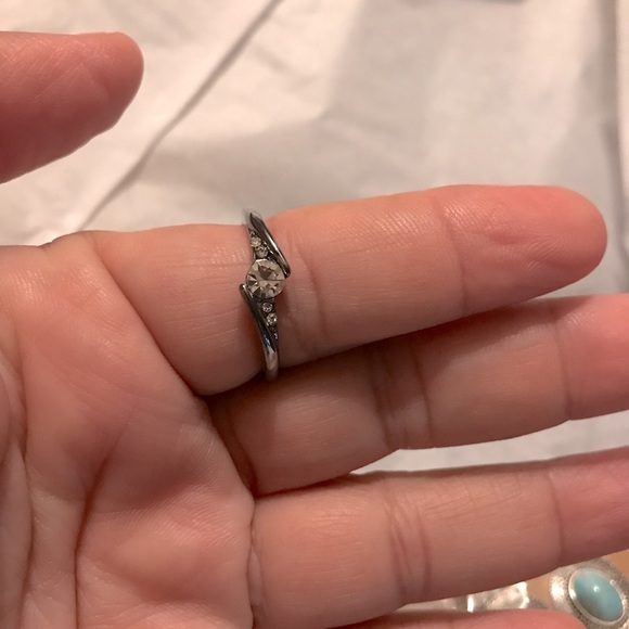 ELEGANT BLACK ZIRCON STONE RING SIZE 9 - Picture 8 of 8